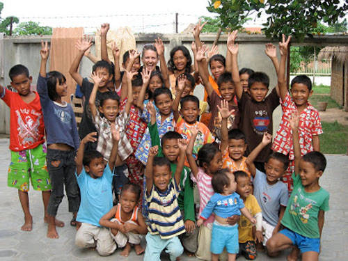 Nếu muốn giúp đỡ những đứa trẻ khó khăn ở Campuchia, du khách nên đến các tổ chức uy tín để quyên góp. Ảnh: Wotazoo.