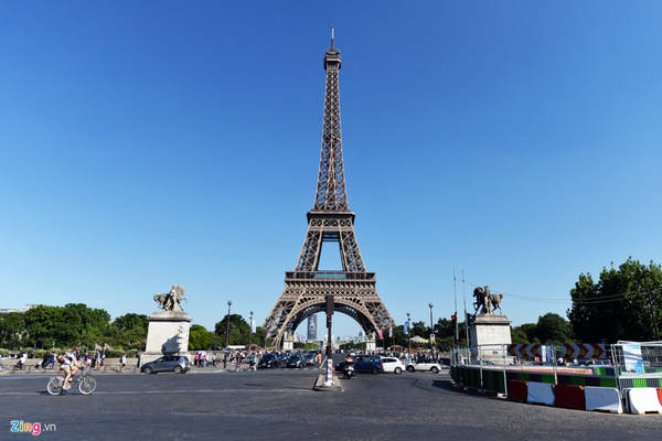 Tháp Eiffel (Paris, Pháp) thu hút khoảng 7 triệu lượt khách du lịch mỗi năm và giữ vị trí công trình thu phí thu hút nhất trên thế giới.