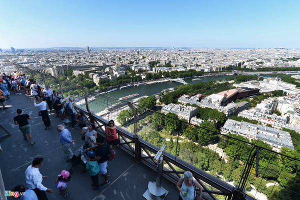 Từ đây, bạn có thể bao quát toàn cảnh các khu trung tâm Paris và ngắm dòng sông Seine từ trên cao.