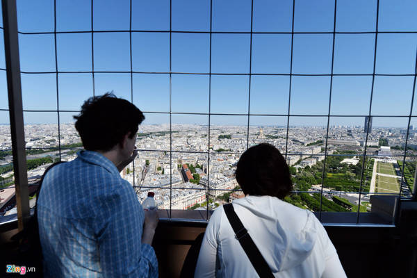 Giá vé lên tháp từ 4-17 euro/người (cao nhất gần 500.000 đồng). Có nhiều tầng để cho du khách lựa chọn dừng chân ngắm cảnh thành phố.