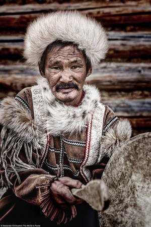 Chân dung một người đàn ông dân tộc Tofalar, sống ở dãy núi Sayan, vùng Irkutsk, Siberia. Hầu hết người Tofalar vẫn sống bằng cách săn bắn và hái lượm, hái nấm hoang hoặc quả rừng.