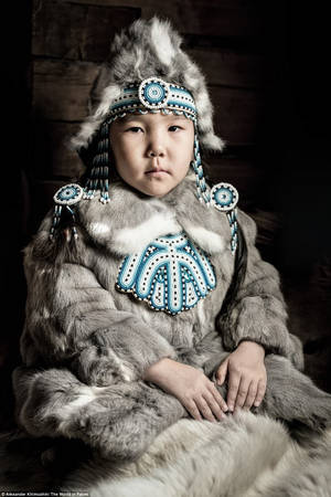  Một bé gái Evenki mặc áo lông thú và dùng đồ trang sức bằng hạt. Sakha là một trong những nơi lạnh nhất trên trái đất, với nhiệt độ -71,2 độ C. Khimushin sinh ra ở Yakutia, Siberia, nơi lạnh nhất trên Trái đất, muốn khám phá quê hương của mình vì sự rộng lớn của nó. Hơn tất cả là rất ít người được biết về cuộc sống của người dân sống ở đó.