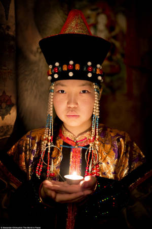 Hình ảnh là một cô gái trẻ tộc Buryat từ Cộng hòa Buryatia, Siberia. Phụ nữ Buryat sở hữu một bộ trang phục truyền thống được mặc vào các ngày lễ. Những bộ trang phục này cho thấy người phụ nữ đến từ đâu và đã kết hôn hay chưa.