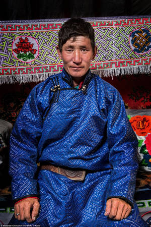 Chuyến đi đã cho nhiếp ảnh gia nhiều trải nghiệm quý báu mà anh không thể nào quên. “Gặp gỡ người dân bản địa sống ở những nơi xa xôi, nghe câu chuyện của họ và chụp ảnh trở thành phần thú vị nhất trong cuộc hành trình của tôi”. Trong ảnh là người đàn ông dân tộc thiểu số ở Mông Cổ.