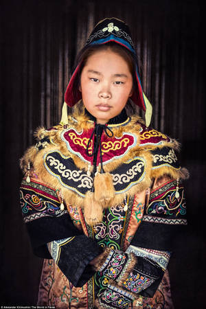 Đây là một cô gái dân tộc Nanai ở quận Nanaysky, Khabarovsk Krai, Siberia. Cộng đồng người Nanai tin rằng các pháp sư của họ có thể đuổi ma quỷ bằng lời cầu nguyện.