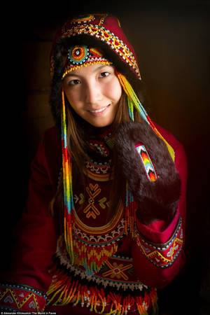 Một cô gái xinh đẹp của dân tộc Dolgan, Cộng hòa Sakha, Siberia. Người Dolgans sống du mục, thường tham gia vào việc săn bắn và chăn tuần lộc. Những bức ảnh này nằm trong dự án The World In Faces của Alexander Khimushin. Dự án được thực hiện từ năm 2014, nhằm mục đích ghi lại sự đa dạng các dân tộc trên thế giới thông qua việc chụp chân dung người dân.