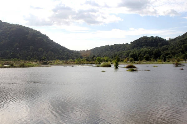 <strong>8. Hồ Soài Chek nằm dưới thung lũng núi Tà Pạ và núi Phụng Hoàng, xã Lê Trì, huyện Tri Tôn:</strong> Hồ Soài Chek là hồ nước vừa được xây dựng, đưa vào sử dụng phục vụ nông nghiệp trong năm qua.