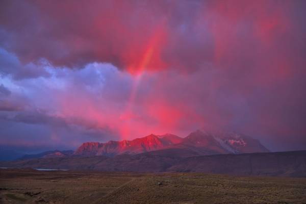 Cầu vồng lúc bình minh ở vùng Patagonia, Nam Mỹ - Ảnh: Getty Images/AWL Images RM