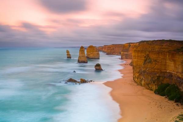  Đường Great Ocean Road đoạn gần Vườn Quốc gia Twelve Apostles Marine ở Úc là nơi lý tưởng để ngắm bình minh - Ảnh: Getty Images Những nơi bình minh như cõi mộng của hành tinh chúng ta