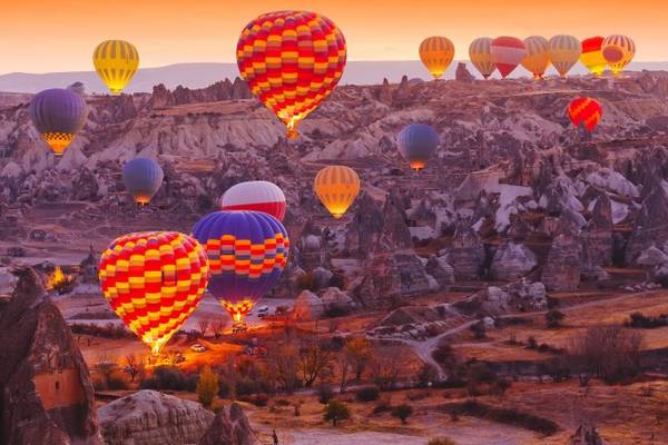 Ngắm bình minh trên núi Cappadocia, Thổ Nhĩ Kỳ từ khinh khí cầu - Ảnh: Shutterstock/Symonenko Viktoriia