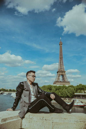 Trước khi tới thành phố Cannes để tham dự một trong những liên hoan phim uy tín nhất thế giới, Phạm Hồng Phước dừng chân tại Thủ đô Paris. Dù chỉ "cưỡi ngựa xem hoa" một ngày ở đây, anh vẫn kịp "chạy show", ghé thăm nhiều thắng cảnh nổi tiếng của thành phố du lịch hàng đầu thế giới.