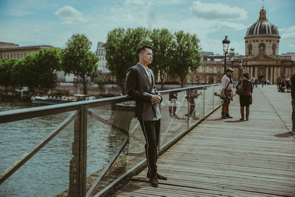 Không kịp nghỉ ngơi sau chuyến đi dài, Phạm Hồng Phước vội vã bắt đầu hành trình check-in Paris. Anh đã có mặt tại bảo tàng Louvre, tháp Eiffel, cầu tình yêu Pont des Arts...