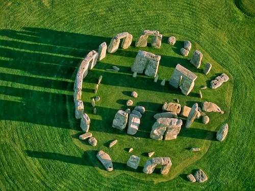 Stonehenge được mệnh danh là “thánh địa trên những trụ đá”, có lịch sử 4000 năm tuổi, là một trong những điểm tiền sử nổi tiếng thế giới. Ảnh: Huffington Post.