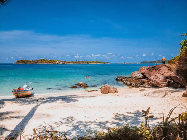 Phú Quốc là hòn đảo lớn nhất của Việt Nam, nơi đây được mệnh danh là “đảo ngọc” với cảnh đẹp hoang sơ, không gian trong lành, biển xanh và cát trắng.