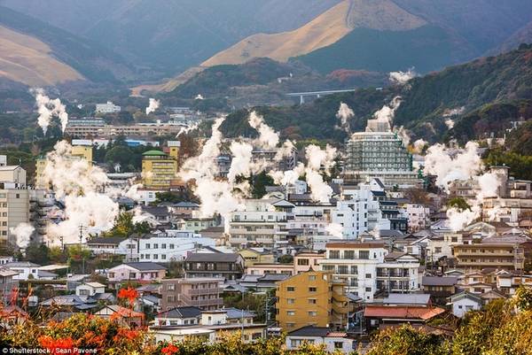 Beppu là một thị trấn nhỏ, ở phía nam đảo Kyushu, giữa biển và núi lửa. Nó được biết đến với biệt danh "thủ đô suối nước nóng" bởi khắp thị trấn có tới gần 3.000 lỗ địa nhiệt, phun trào hơn 130.000 tấn nước nóng vào không khí mỗi ngày.