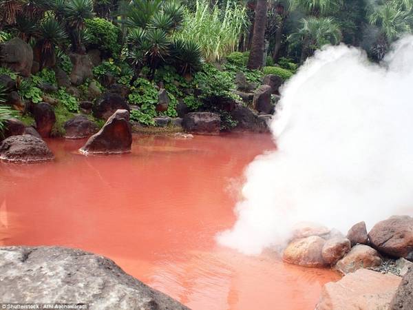 Trên ảnh là suối nước nóng có tên gọi Hồ máu địa ngục, do nơi này chứa nhiều kim loại có màu đỏ.