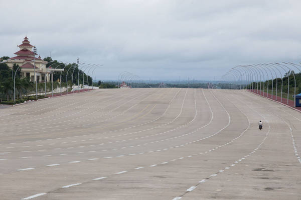  Giờ cao điểm không tồn tại ở Naypyidaw. Trong ảnh, một chiếc xe máy thoải mái đi giữa đường cao tốc 20 làn...