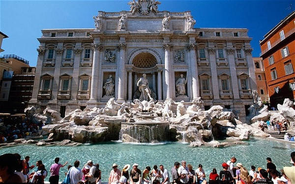 Đài phun nước Trevi là điểm đến hấp dẫn du khách ở Rome. Các du khách đến đây thường ném tiền xu vào bên trong để cầu may mắn. Ảnh: Wantedinrome.