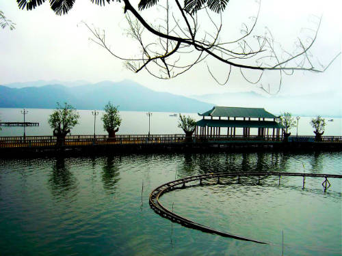 Hồ là điểm du lịch nổi tiếng nhất tỉnh Thái Nguyên, nằm cách trung tâm thành phố khoảng 16 km và cách thủ đô Hà Nội khoảng 100 km. Ảnh: Honuicoc.
