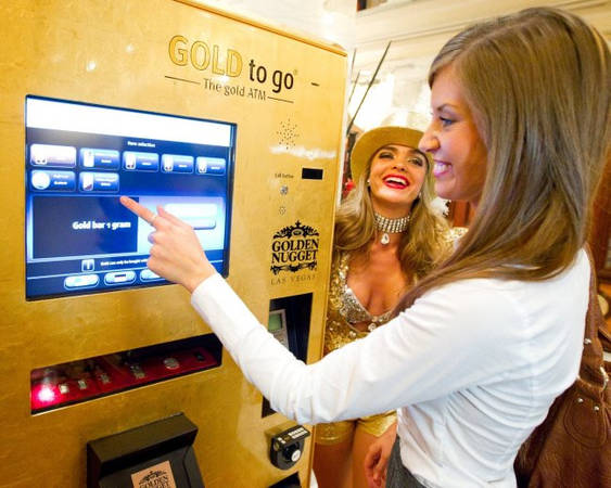 Bạn có thể mua nhiều thứ từ máy bán hàng tự động: Máy ATM vàng ở siêu thị Dubai Mall cho du khách mua từ tiền xu tới miếng vàng 24k. Máy có màn hình hiển thị giá thay đổi 10 phút một lần để theo kịp biến động của thị trường. Tới cửa hàng Sharaf DG ở siêu thị Times Square Centre, bạn có thể mua laptop, máy tính bảng, máy ảnh và điện thoại từ máy bán hàng tự động. Ảnh: Gold Price. Bạn có thể mua nhiều thứ từ máy bán hàng tự động: Máy ATM vàng ở siêu thị Dubai Mall cho du khách mua từ tiền xu tới miếng vàng 24k. Máy có màn hình hiển thị giá thay đổi 10 phút một lần để theo kịp biến động của thị trường. Tới cửa hàng Sharaf DG ở siêu thị Times Square Centre, bạn có thể mua laptop, máy tính bảng, máy ảnh và điện thoại từ máy bán hàng tự động. Ảnh: Gold Price.