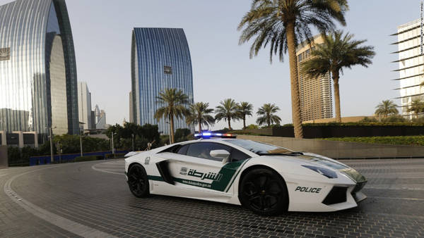 Cảnh sát lái siêu xe: Với lượng siêu xe xuất hiện nhan nhản trên đường phố Dubai, cảnh sát không thể đi những chiếc Ford cũ rích được. Để có thể đuổi kịp những người vi phạm, họ được trang bị các loại xe của Lamborghini, Ferrari, Bentley, McLaren, BMW và Bugatti. Ảnh: CNN. Cảnh sát lái siêu xe: Với lượng siêu xe xuất hiện nhan nhản trên đường phố Dubai, cảnh sát không thể đi những chiếc Ford cũ rích được. Để có thể đuổi kịp những người vi phạm, họ được trang bị các loại xe của Lamborghini, Ferrari, Bentley, McLaren, BMW và Bugatti. Ảnh: CNN.
