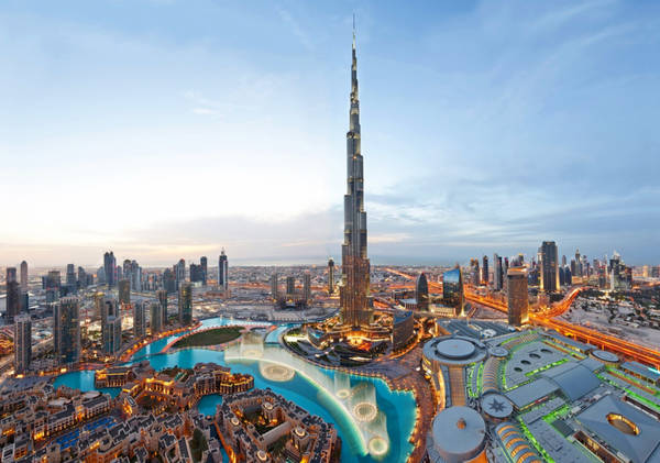 “Mang ơn” Abu Dhabi: Burj Khalifa, tòa tháp cao nhất thế giới ở Dubai, sẽ không được hoàn thiện nếu thiếu sự giúp đỡ về tài chính từ Abu Dhabi, tiểu vương quốc “hàng xóm” của Dubai. Trước khi khánh thành vào năm 2010, tòa tháp này có tên Burj Dubai (nghĩa là Tháp Dubai), nhưng đã được đặt lại tên theo Tiểu vương Khalifa bin Zayed Al Nahayan của Abu Dhabi, Tổng thống UAE. Ông là người giúp Dubai thoát khỏi vũng lầy của suy thoái tài chính. Ảnh: Tripadvisor. “Mang ơn” Abu Dhabi: Burj Khalifa, tòa tháp cao nhất thế giới ở Dubai, sẽ không được hoàn thiện nếu thiếu sự giúp đỡ về tài chính từ Abu Dhabi, tiểu vương quốc “hàng xóm” của Dubai. Trước khi khánh thành vào năm 2010, tòa tháp này có tên Burj Dubai (nghĩa là Tháp Dubai), nhưng đã được đặt lại tên theo Tiểu vương Khalifa bin Zayed Al Nahayan của Abu Dhabi, Tổng thống UAE. Ông là người giúp Dubai thoát khỏi vũng lầy của suy thoái tài chính. Ảnh: Tripadvisor.