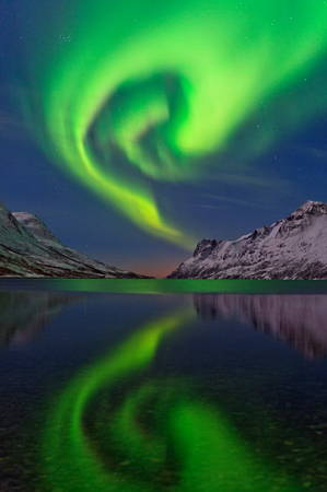 Vịnh fio phản chiếu ánh sáng cực quang xanh ở vùng Tromsø, Na Uy - Ảnh: Babak Tafreshi