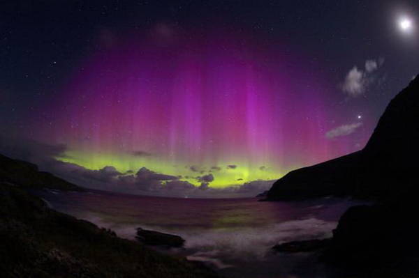 Màu tím huyền diệu từ cực quang trên bầu trời Tasmania, Úc - Ảnh: Yuichi Takasaka
