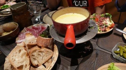 Raclette - món ăn đặc trưng của Thụy Sĩ lại là đồ ăn nổi tiếng ở Annecy. Nó gồm có một tảng phô mai lớn làm từ sữa bò được hơ nóng chảy trên lửa sau đó gạt lên đĩa để ăn. Món này dùng kèm với khoai tây luộc chín, thịt phơi khô, dưa chuột và hành tây muối chua.