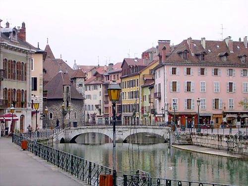 Thị trấn thuộc khu vực Haute-Savoie, miền đông nước Pháp, cách Geneva hơn 35 km về phía nam. Annecy nằm ẩn mình ở phía bắc cuối hồ Annecy, là ranh giới giao thoa giữa Italy, Thụy Sĩ và Pháp.
