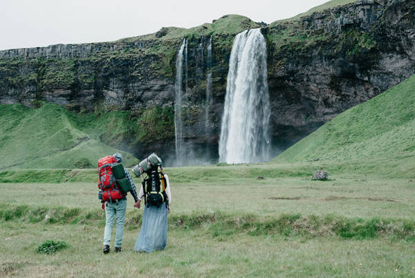 Vào tuần thứ hai của lễ trăng mật, cặp vợ chồng nhiếp ảnh này đã thuê một chiếc xe hơi để đến thăm Westfjords và North Fjords tại Iceland. Đây đều là những vùng đất tuyệt đẹp và kỳ thú giữ được nhiều nét tự nhiên và hoang dã.