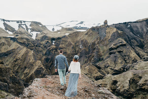 Khi cặp đôi này đến Skógafoss, họ quyết định thách thức bản thân mình trong một cuộc leo núi dài 80 km vất vả khắc nghiệt. Hành trình đi bộ với thiên nhiên hoang sơ nơi đây thật ngoạn mục với cặp đôi.