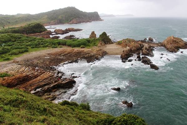 Bãi đá Móng Rồng hay còn gọi là bãi đá Cầu Mỵ, có diện tích hơn 40 ha, dài khoảng 2 km trải dài theo hướng Đông Bắc - Tây Nam của đảo Cô Tô.