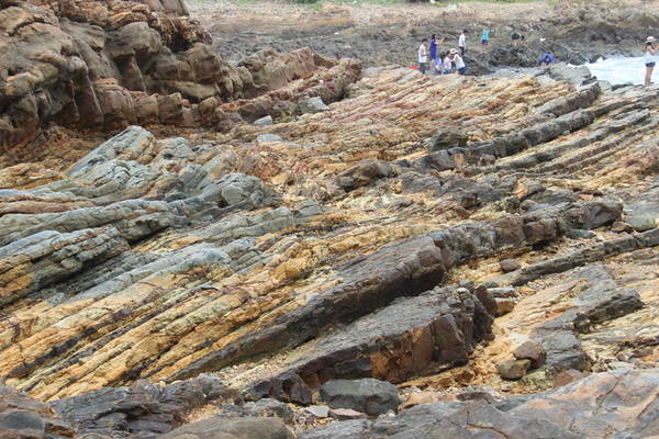 Khi nước biển xâm thực, bào mòn tạo cho bãi đá hình thù xếp tầng như những bậc thang và màu sắc khác nhau cùng các vân rất đẹp. Đây là điều làm nên giá trị khác biệt từ những dãy núi vươn ra biển.