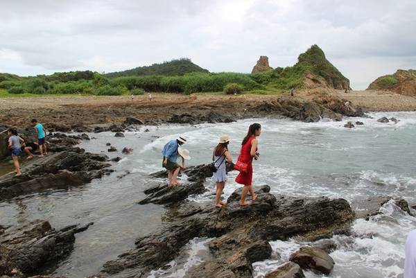 Thuỷ triều lên, sóng vỗ vào các ngách đá phát ra âm thanh vui tai. Đây được xem là nơi đón ánh bình minh và hoàng hôn tuyệt đẹp trên đảo Cô Tô.