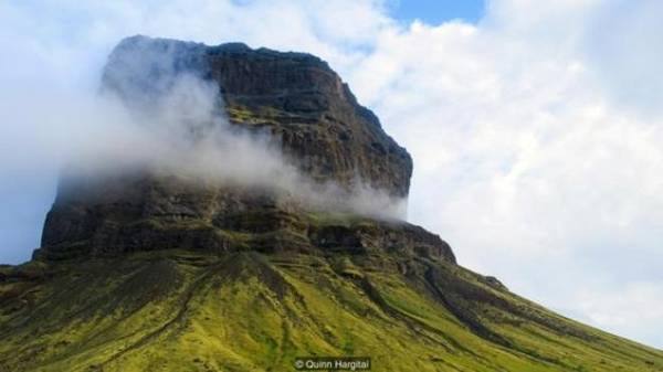 Đi qua Iceland du khách có thể thấy nhiều phong cảnh tự nhiên hùng vĩ như núi đá khổng lồ trồi lên cao, bao quanh là sương mù, các tảng băng trôi lặng trong một đầm nước xanh, suối nước nóng chảy qua những vết rạn đất đá. Để hiểu cách người Iceland sống ở nơi có địa hình phức tạp, du khách phải thử món bánh mì của họ.