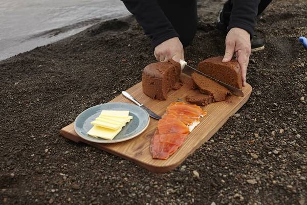Ở Laugarvatn, một thị trấn nhỏ nằm ven hồ, chủ của nhà tắm hơi Laugrvatn Fontana là Sigurður Rafn Hilmarsson đã trở thành biểu tượng của quốc gia với món bánh mì lúa mạch đen (rye bread hay rúgbrauð). Ông đã chuẩn bị bánh cho rất nhiều khách, trong đó có cả tổng thống của Iceland, Guðni Thorlacius Jóhann