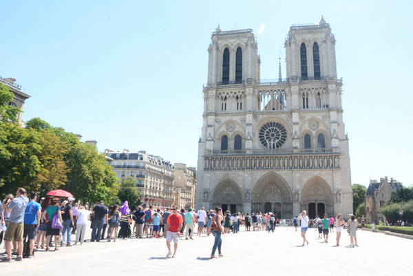  Nhà thờ Notre Dame được nhiều người Việt biết đến qua tác phẩm "Thằng gù nhà thờ Đức Bà Paris", nằm bên bờ sông Seine. Các con đường quanh nhà thờ đều có bảng chỉ dẫn hướng về đây. Cái nắng gắt 36 độ giữa mùa hè Paris cũng không thể ngăn dòng người nườm nượp xếp hàng vào tham quan.