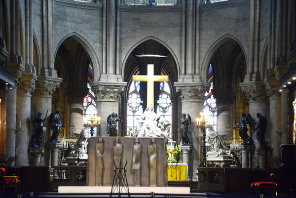 Nhà thờ Notre Dame là nơi thờ Đức Mẹ, nên các chi tiết chạm khắc trong và ngoài nhà thờ đều chủ yếu mô tả về cuộc đời của Đức Mẹ Maria.