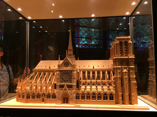 Gần đó là mô hình nhà thờ Notre Dame thu nhỏ với 3 cổng vào. Bên trái nhà thờ (ảnh trên) có cầu thang 140 bậc, cho phép lên tháp chuông, cao 68 m để ngắm cảnh Paris.