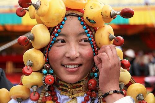 Kham là khu vực đông nam của cao nguyên Tây Tạng, với diện tích gần 900.000 km2 và dân số hơn 2 triệu người. Nơi này trải rộng khắp 4 tỉnh của Trung Quốc: vùng phía đông Tây Tạng, phía nam Thanh Hải, phía tây Tứ Xuyên và phía tây bắc Vân Nam.