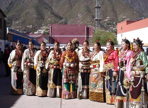Kham là nơi trú ngụ của bộ tộc Khampa. Họ được biết đến như những chiến binh dũng mãnh của vùng đất Tây Tạng. Cả đàn ông và phụ nữ ở đây đều có vóc dáng cao lớn, khỏe mạnh cùng với tính cách mạnh mẽ và cởi mở, hướng ngoại. Họ có thể dễ dàng nhận ra trong đám đông với những phụ kiện bằng vàng hoặc bạc, tóc tết và làn da màu tím.