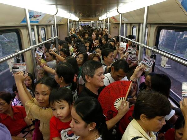 Manila, Philippines có mật độ tới hơn 41.300 người/km2. Tỷ lệ sinh cao nên các chuyên gia dự đoán dân số ở đây sẽ gấp đôi vào năm 2025, và cơ sở hạ tầng của thành phố có thể không chịu được áp lực của sự bùng nổ này. Ảnh: Reuters.