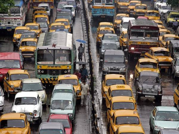 Sự quá tải trên các tuyến đường ở Kolkata, Ấn Độ. Mật độ dân số ở đây là hơn 24.300 người/km2. Mùa mưa ở Kolkata là thời điểm dễ gặp tình trạng giao thông tắc nghẽn nhất. Ảnh: Reuters.