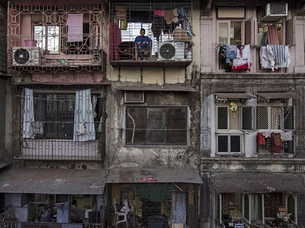Tuy vậy Kolkata vẫn chưa đông đúc như Mumbai, Ấn Độ với mật độ tới hơn 28.100 người/km2. Rất nhiều người phải sống trong những căn nhà nhỏ trong chung cư chỉ rộng chừng 9m2. Ảnh: Reuters.