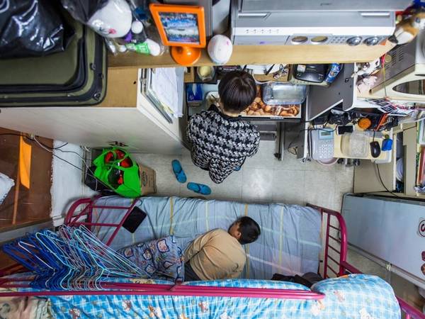 Ở Hong Kong, nhiều gia đình sống trong các căn hộ chỉ rộng hơn 5,5 m2 nhưng có giá tới 500 USD/tháng. Hong Kong còn có nơi gọi là "nhà hòm" (coffin home) cho học sinh, sinh viên hoặc những cá nhân không đủ tiền chi trả nơi rộng hơn hay không có gia đình để ở cùng. Ước tính ít nhất 200.000 người đang sống trong những căn hộ như vậy và giá mỗi căn "nhà hòm" khoảng 180 USD/tháng. Ảnh: Reuters.