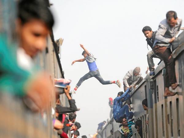 Ở Dhaka, Bangladesh mật độ dân số tương đương Mumbai của Ấn Độ. Những chuyến tàu ở đây lúc nào cũng chật kín người trong toa và cả trên trần tàu. Cảnh nhảy từ toa này sang toa khác trên trần tàu rất phổ biến, nhất là khi có toa đang vào trạm dừng. Ảnh: Reuters.