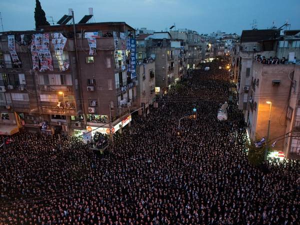 cuoc-song-o-nhung-thanh-pho-dong-nBnei Brak là thành phố đông dân nhất ở Israel. Các dịp lễ hội, ngày kỷ niệm hay sự kiện chính trị rất dễ bắt gặp cảnh người dân đứng chật kín khắp các phố để tham gia. Ảnh: Reuters.hat-the-gioi-ivivu-7
