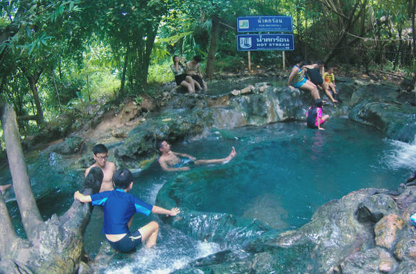Hot Spring là một suối nước nóng tự nhiên giữa rừng mưa nhiệt đới, sở hữu nhiều khoáng chất tự nhiên có thể chữa bệnh