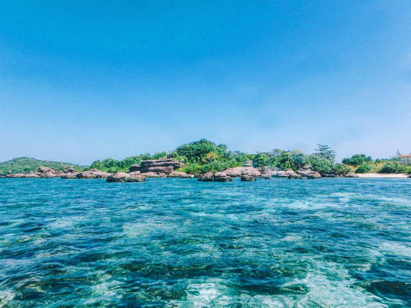 Hòn đảo này vừa được du khách biết tới cách đây ít lâu qua một số bài review trên mạng xã hội cũng như video giới thiệu cảnh đẹp Phú Quốc của nam ca sĩ Quang Vinh. Hòn đảo nằm phía Nam cảng An Thới ở vịnh Thái Lan, là một phần của quần đảo An Thới trong đó bao gồm 17 đảo nhỏ, thuộc Phú Quốc, Kiên Giang.